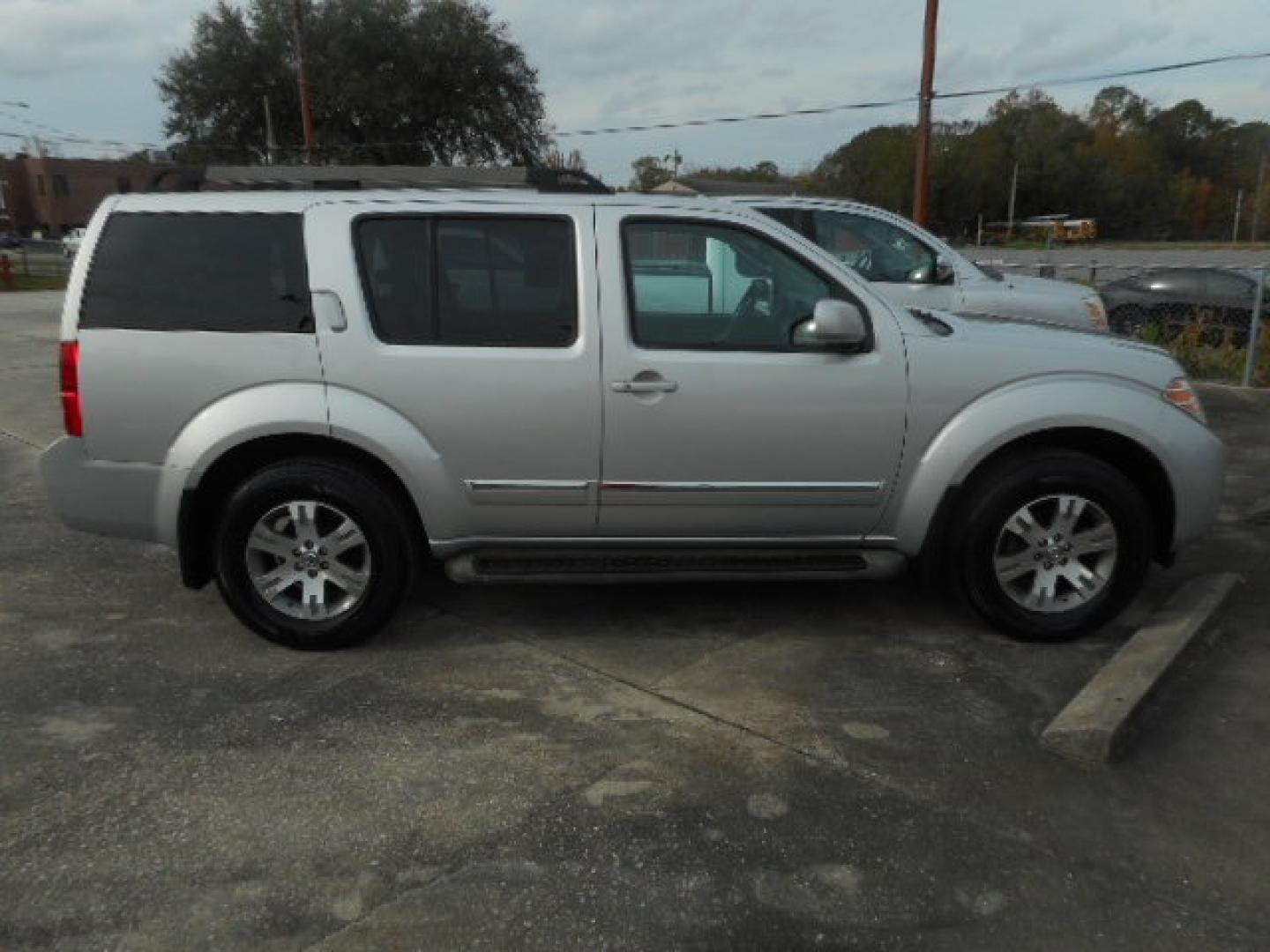 2011 SILVER NISSAN PATHFINDER S; LE; SV (5N1AR1NB2BC) , located at 1200 Cassat Avenue, Jacksonville, FL, 32205, (904) 695-1885, 30.302404, -81.731033 - Photo#2